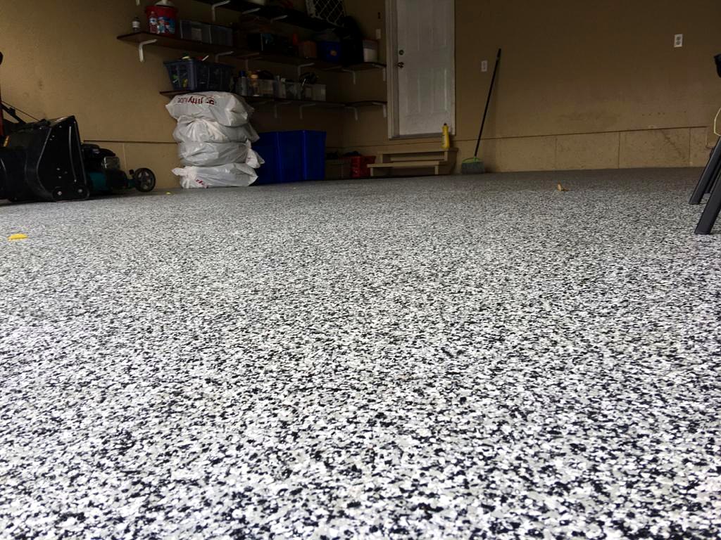 Full-broadcast flake garage floor