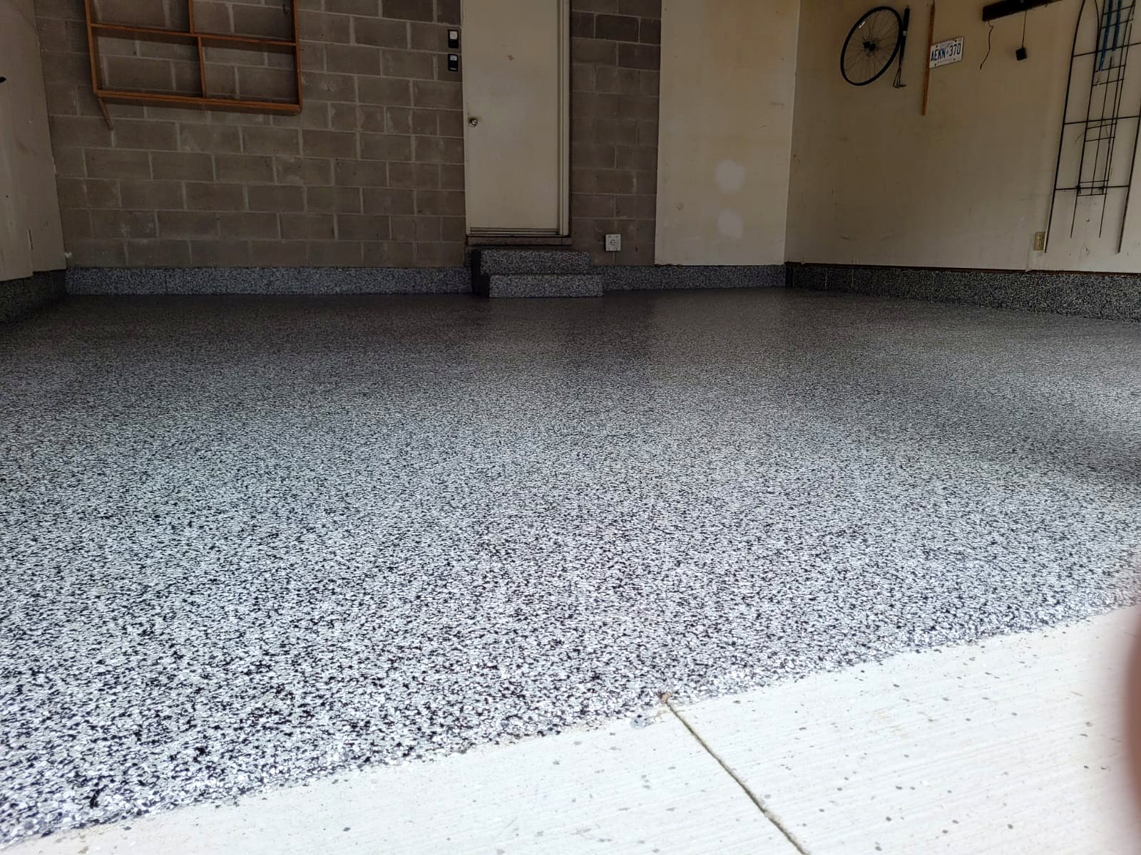 Domino flake garage floor with UV-stable topcoat